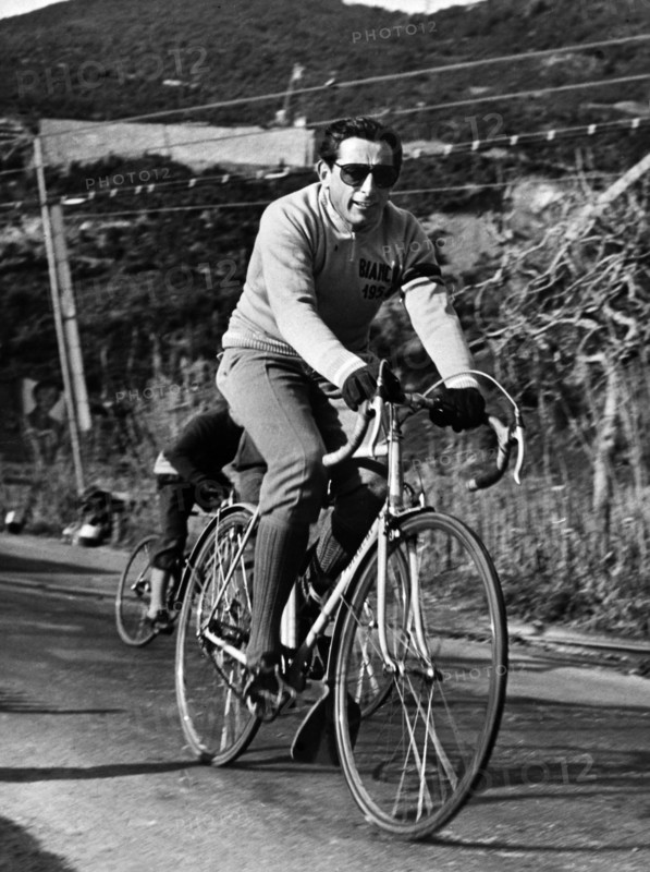 Coppi, Fausto *15.09.1919-02.01.1960+Radrennfahrer, Italien'Il Campionissimo' (Meister der Meister)- auf einem Sportrad an der Riviera- 1954