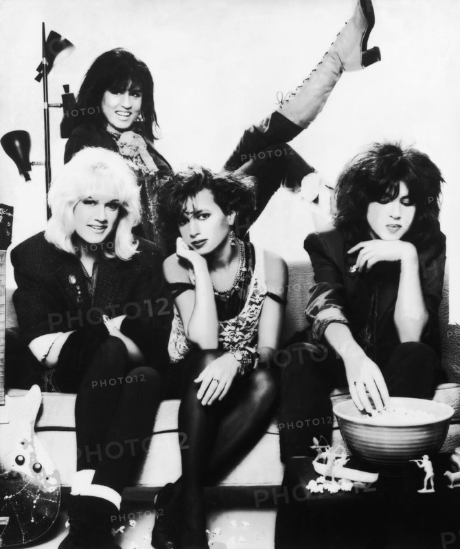 Die US-amerikanische Frauenband "Bangles" (untere Reihe v.l.n.r.): Schlagzeugerin Debbi Peterson, S„ngerin Susanna Hoffs und Bassistin Michael Steele. Hinten Gitarristin Vicki Peterson.  Undatiertes Foto.