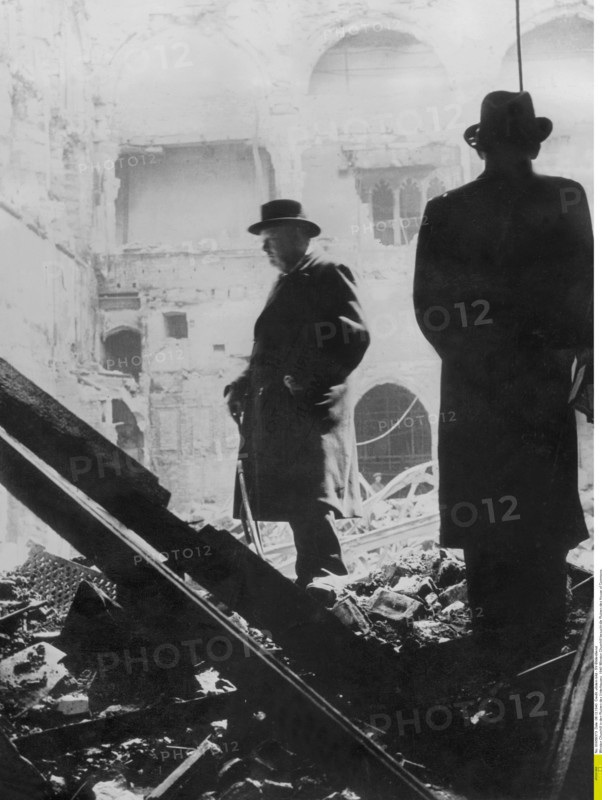 Winston Churchill in den Ruinen des Unterhauses, 1940
