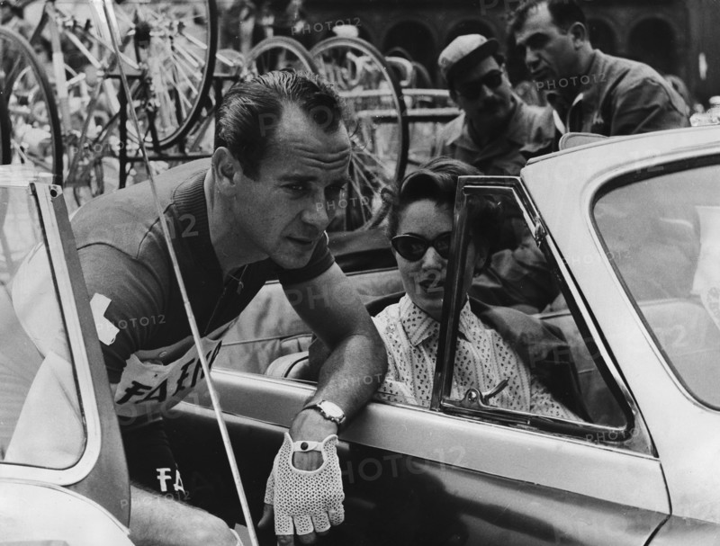 *21.03.1925-06.11.1964+Radrennfahrer, SchweizGiro d'Italia:Hugo Koblet nach einer Etappe auf dem Rennrad (li) im Gespr„ch mit Ehefrau Sonja (geb. Bhl), die in einem Begleitauto sitzt- 01.06.1955