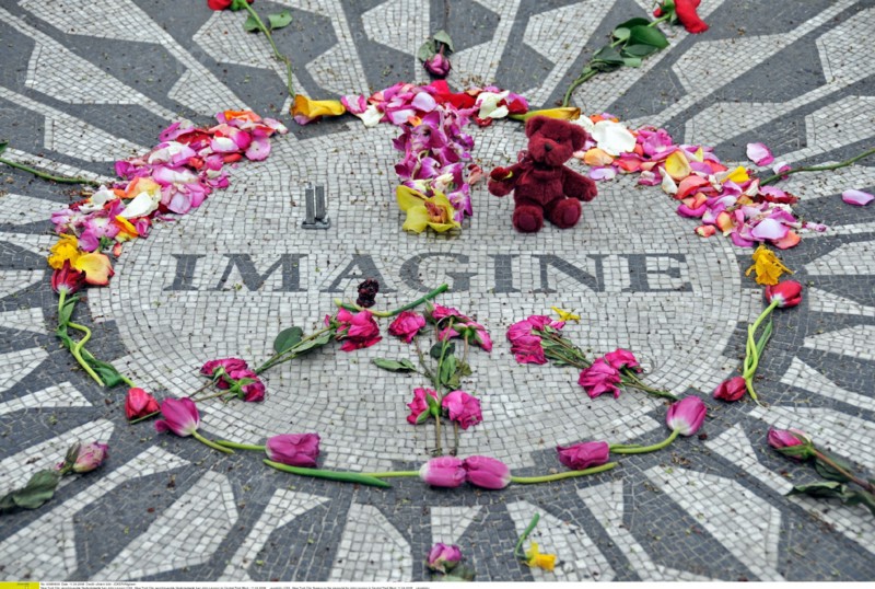 New York City: geschmueckte Gedenkstaette fuer John Lennon