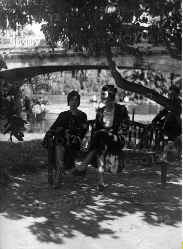 Argentinien, Buenos Aires: Frauen auf einer Parkbank