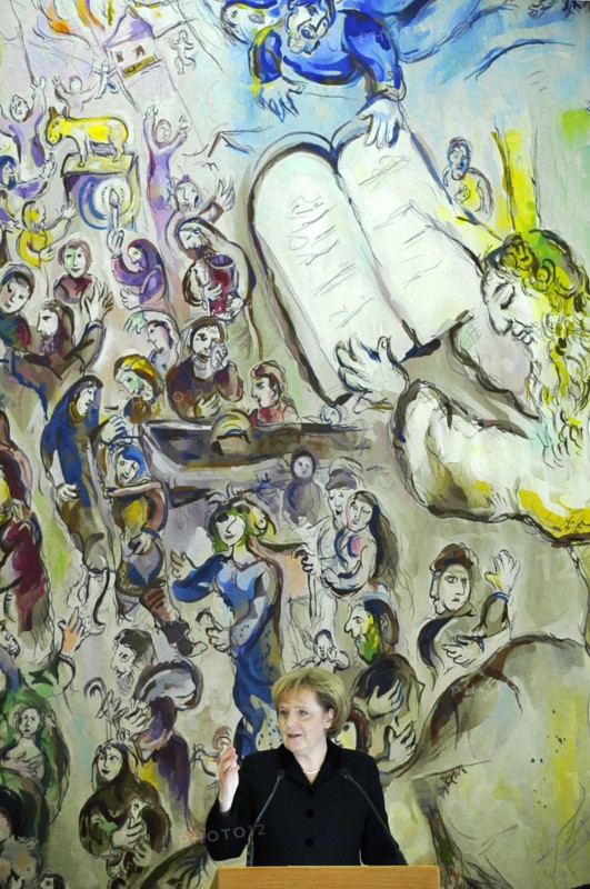 Angela Merkel devant une peinture de Chagall