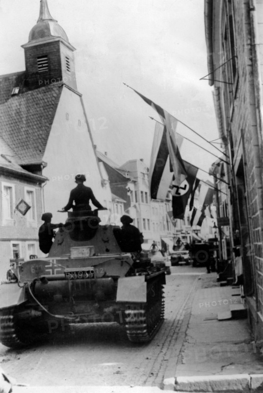 Tanks allemands entrant à Eupen-Malmedy en Belgique
