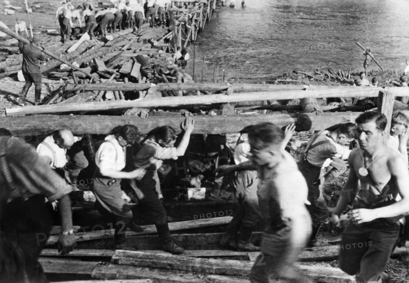 Ingénieurs militaires construisant un pont près de Bouillon dans les Ardennes