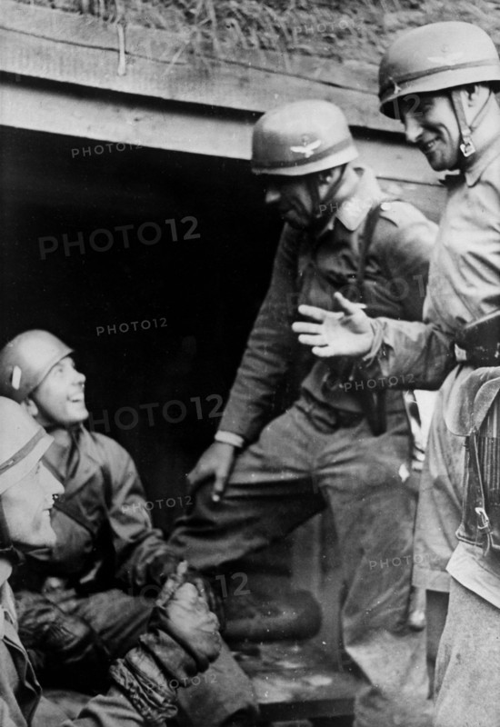 Parachutistes allemands défendant la ville de Rotterdam qu'ils viennent d'occuper
