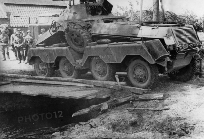 Char allemand traversant un ruisseau sur un pont de fortune