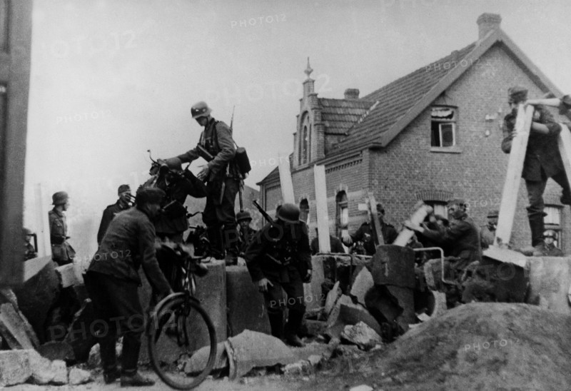 Officiers à vélo de l'infanterie allemande traversant la frontière hollandaise