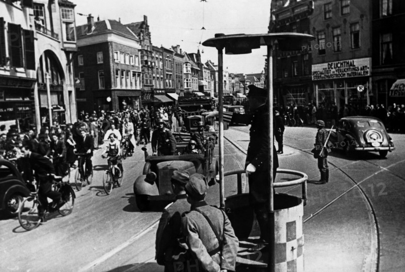 Occupation des Pays-Bas : soldats allemands passant dans les rues d'Utrecht
