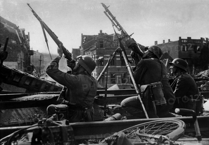 Invasion des Pays-Bas : soldats allemands visant des avions ennemis
