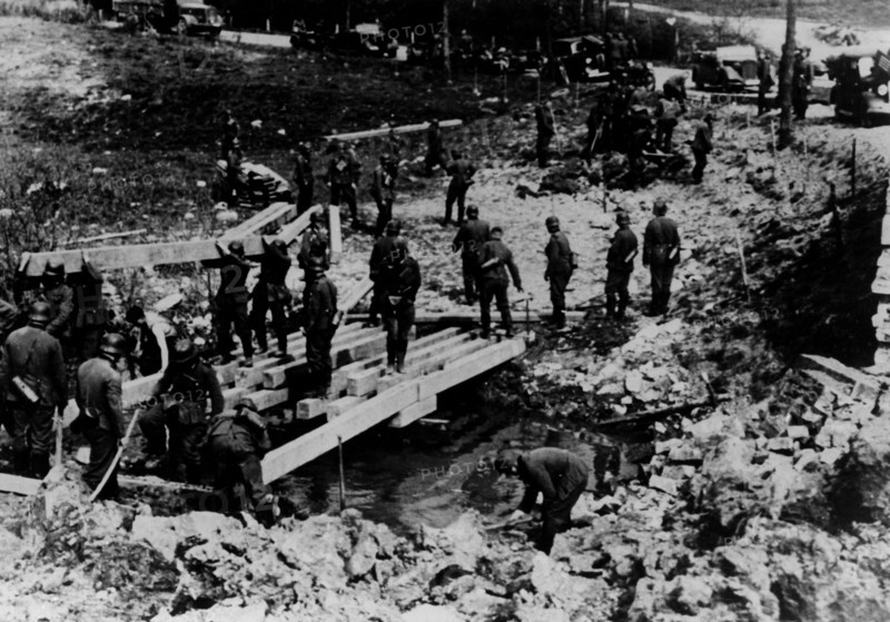 Invasion des Pays-Bas : Soldats allemands construisant un pont