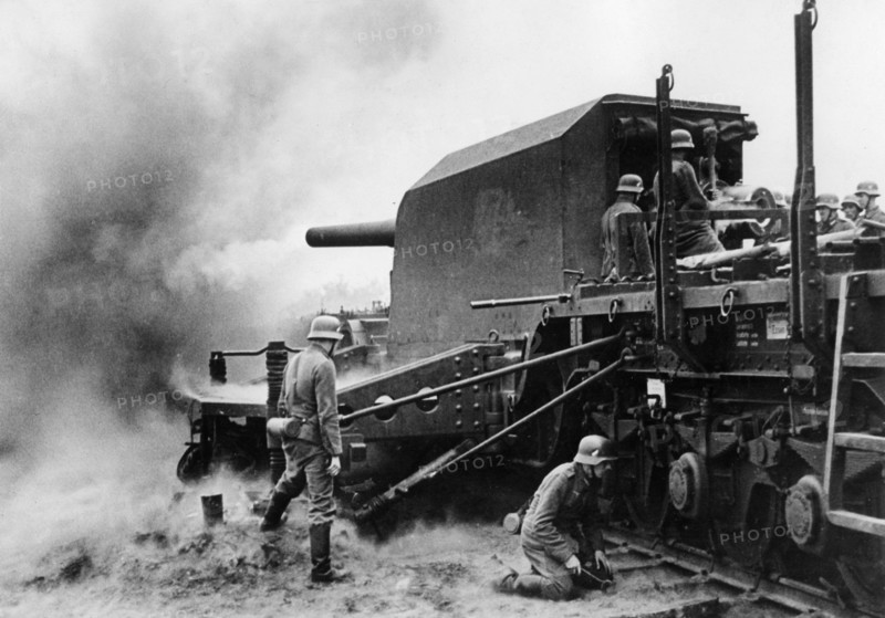 Char de tir allemand sur rail au cours d'une attaque
