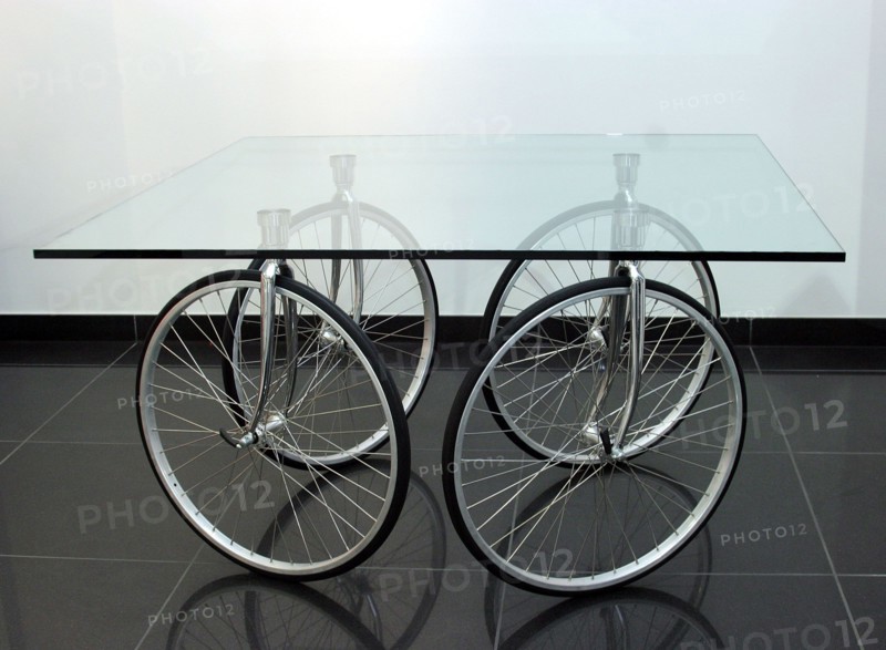 Glastisch auf Fahrradraedern von Designer Gae Aulenti