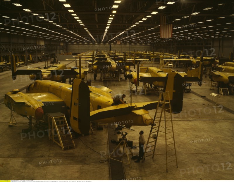 Usine Douglas Aircraft, 1942