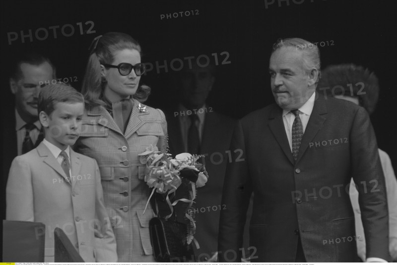 Rainier III de Monaco en compagnie de son épouse Grace et de leur fils Albert