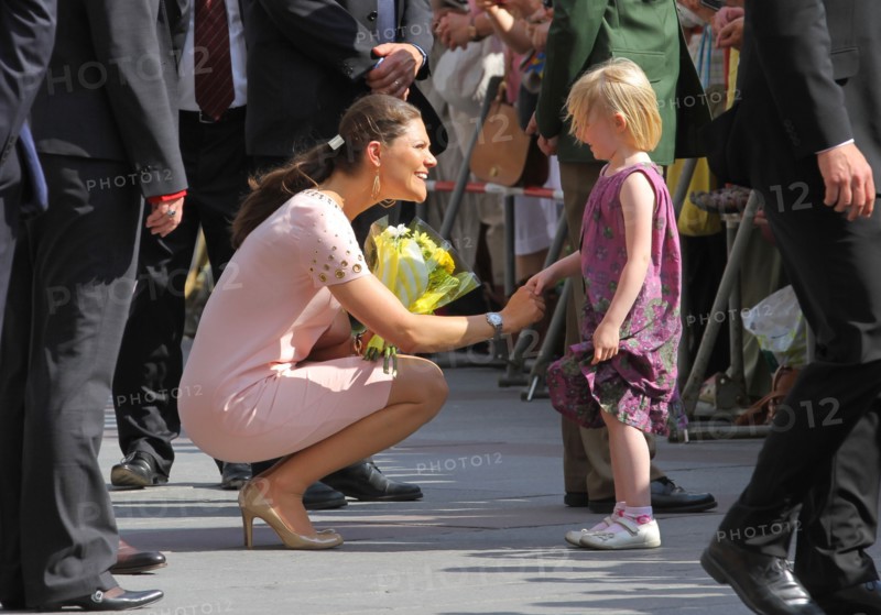 Victoria Kronprinzessin von Schweden - (l.) mit einem Maedchen in Muenchen