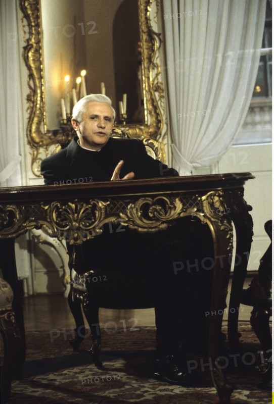 Papst Benedikt XVI (eig. Joseph Ratzinger) - Als Erzbischof von Muenchen und Freising im Erzbischoeflichen Palais in Muenchen