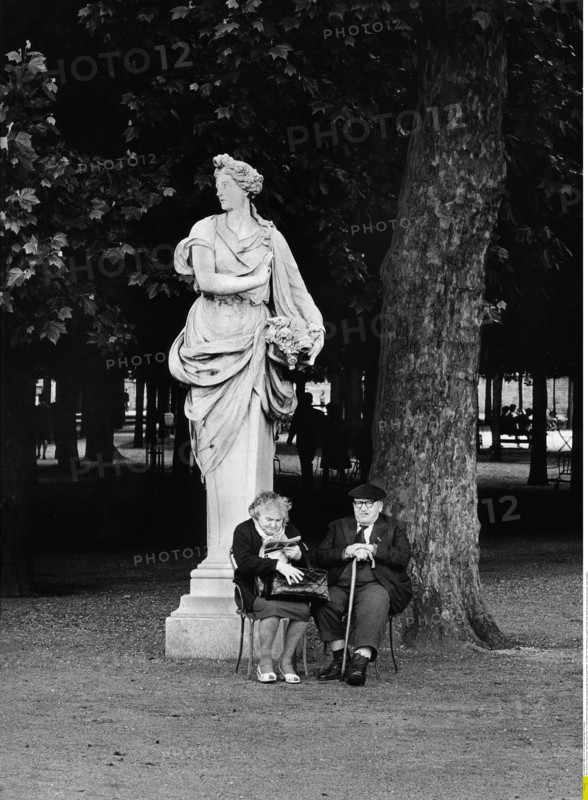 Couple au Jardin du Luxembourg à Paris