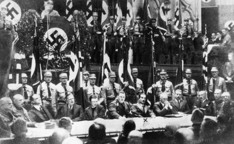 Réunion organisée à Leipzig pour marquer "le ralliement des professeurs des universités et des écoles supérieures d’Allemagne à Adolf Hitler et à l’État national-socialiste", le 11 novembre 1933.