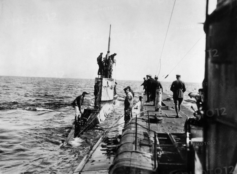 Sous-marin U-Boat ravitaillé par le vaisseau-mère, en Mer du Nord.