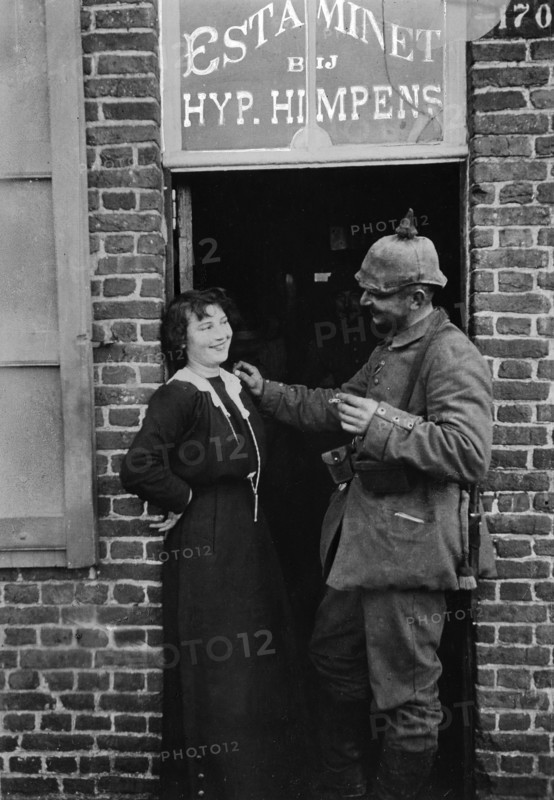 Soldat allemand en conversation avec une jeune femme