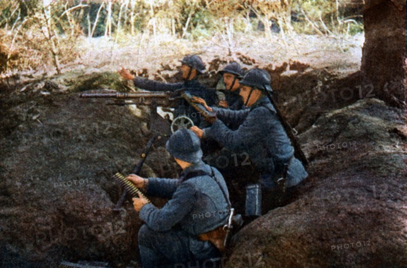 Première Guerre Mondiale. Septembre 1916.
Soldats français avec une mitrailleuse, à la bataille de Verdun.
D'après un autochrome de Jules Gervais-Courtellemont (1863 - 1931)