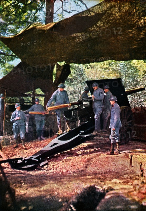 Première Guerre Mondiale. Septembre 1916.
Batterie de canons français camouflés, lors de la bataille de Verdun.
D'après un autochrome de Jules Gervais-Courtellemont (1863 - 1931)