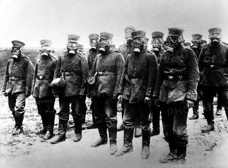 1. Weltkrieg, Ostfront: deutsche Soldaten mit Gasmasken