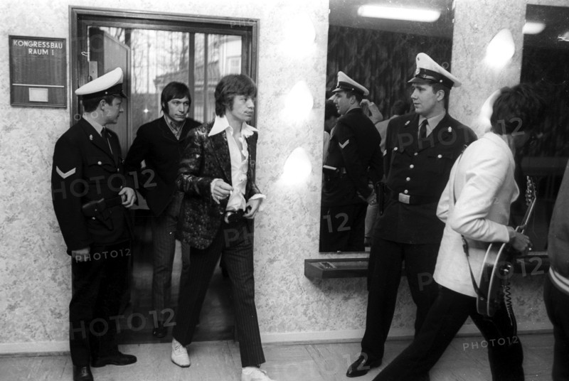 Rolling Stones; Musikgruppe, Rockmusik; GB - Auftritt in der Ernst Merck Halle, Hamburg; Mick Jagger und Charly
Watts (hinten) auf den Weg zur Buehne unter Polizeischutz