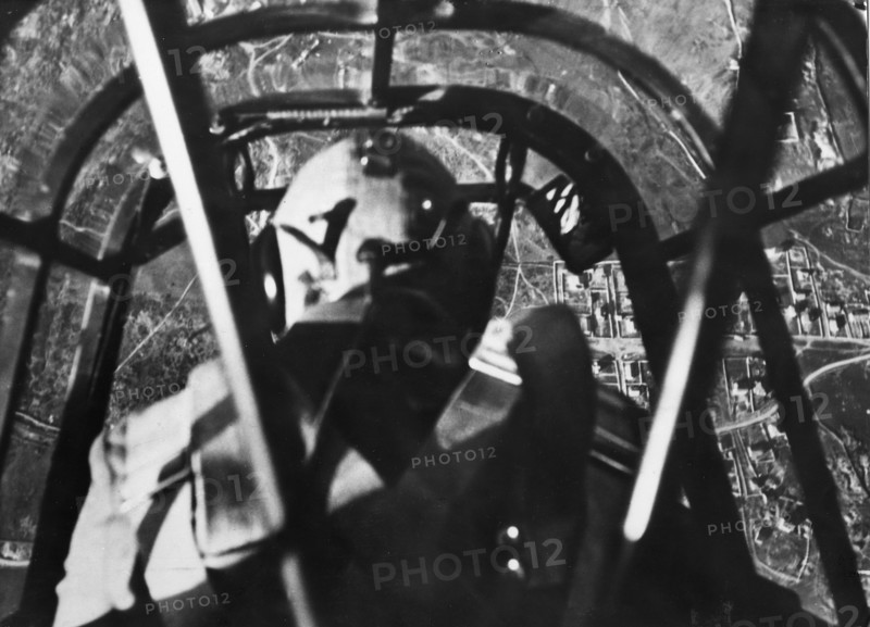 Bombardier en piqué de la Luftwaffe au cours d'une attaque, 1938