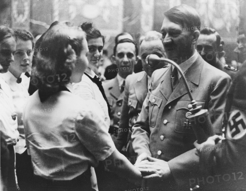 BDM - Hitler im Gespräch mit Siegerinnen des Reichsberufwettkampfes in der neuen Reichskanzlei in Berlin