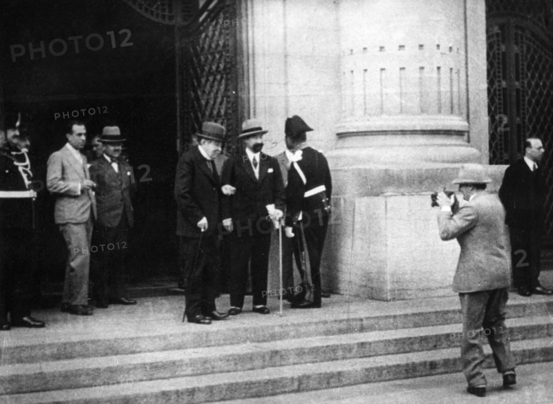 Hans Albers vor dem Gebaeude des Voelkerbundes in Genf