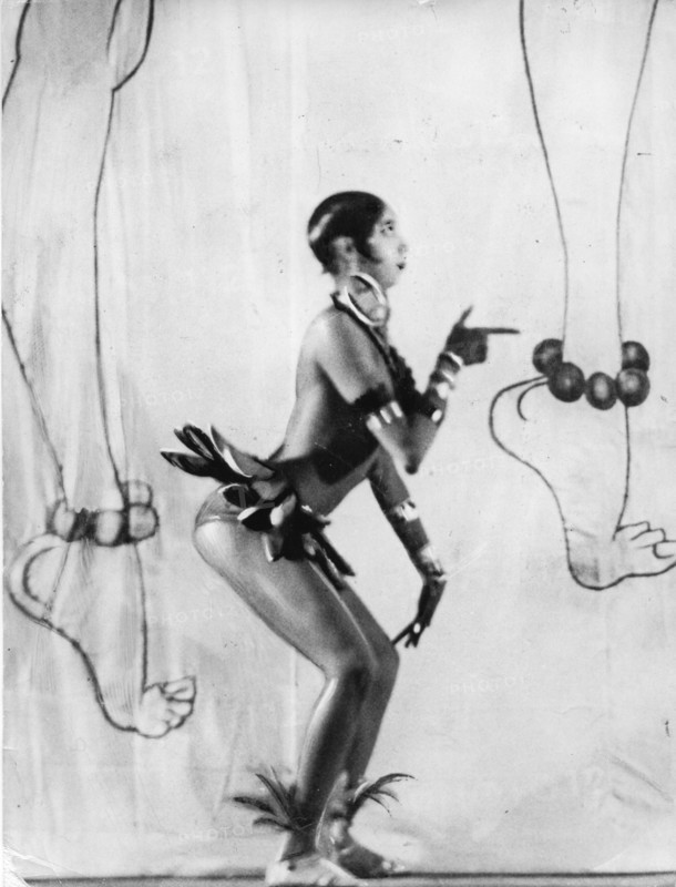 Josephine Baker in der Revue "Bitte einsteigen"
