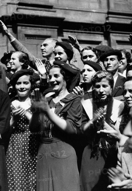 Femmes espagnoles acclamant les troupes nationalistes, 1936
