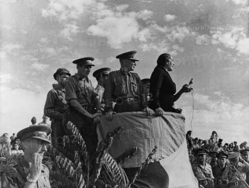Dolores Ibarruri lors d'un discours, 1937