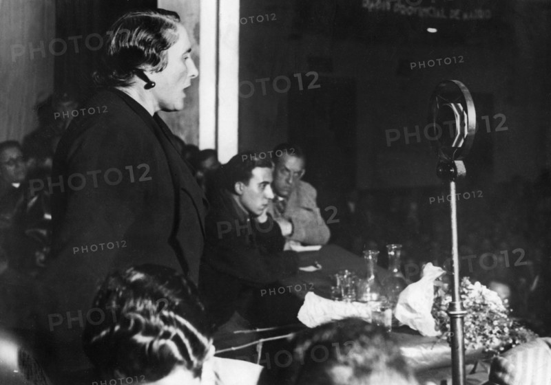 Dolores Ibarruri lors d'un discours, 1936