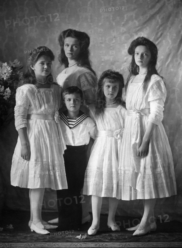 Tsarévitch Alexis Nikolaïevitch de Russie et ses soeurs.