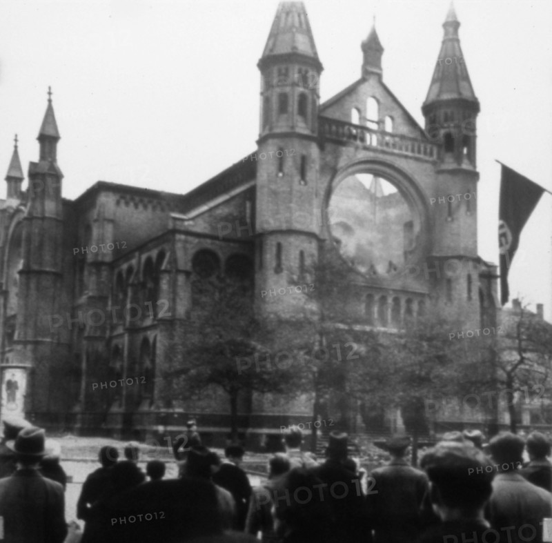 La synagogue de Hanovre incendiée lors de la Nuit de Cristal, 1938