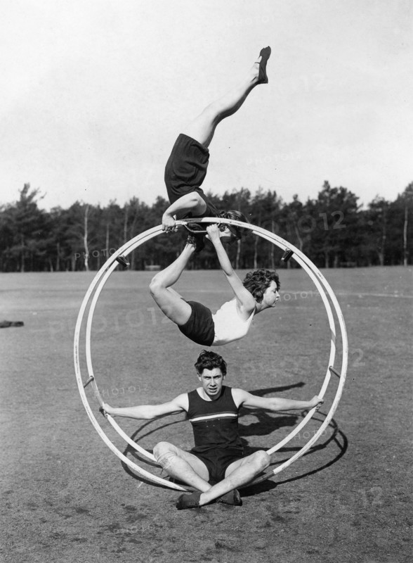 Gymnastes s'entraînant à la roue allemande, 1930