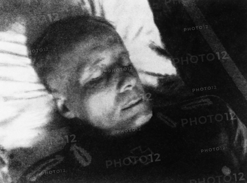 Rommel, Erwin *15.11.1891-14.10.1944+
Officer, field marshall general , germany 
commander of the Afrikakorps Feb.1941-March1943
Rommel on the deathbed
October 1944