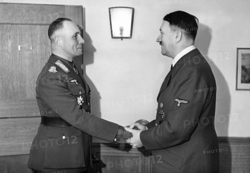 Hitler, Adolf - Politician, NSDAP, Germany
*20.04.1889-30.04.1945+
- Colonel-General Erwin Rommel (*1891-1944+) during his honour with the Knights Cross of the Iron Cross by Adolf Hitler 
- 1941
- Photographer: Presse-Illustrationen Heinrich Hoffmann

- Pu