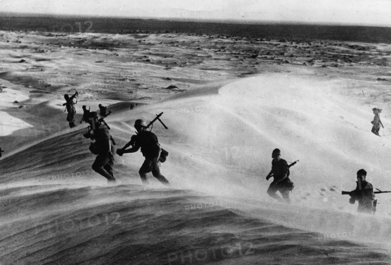 2.WW, North africa, war theater (Africa campaign) , german africa corps Feb.41-May43:
First offensive of Rommel: Advance into the Cyrenaika
German soldiers crossing the sand dunes at Mersa El Brega.
End of March 1941