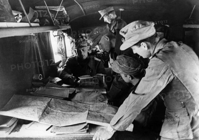 2.WW, North Africa, war theater (Africa campaign) german Africa corps Feb.41-May43: 
Command vehicle ('Moritz' ?) of general Rommel, interior view - military planníng .
February 1942