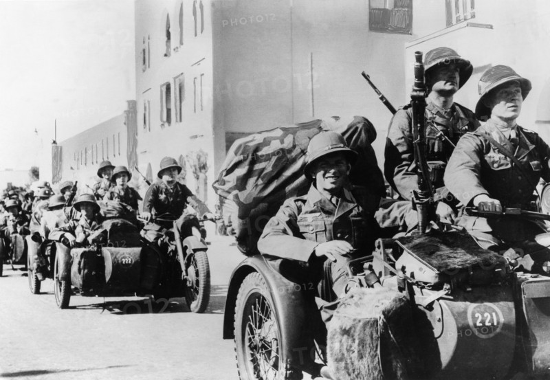 2.WW, North Africa, war theater (Africa campaign) , german africa corps Feb.41-May43:
First offensive of Rommel: motorcyclists (Kradschuetzen) on theitr way to the battle zone 
Mid March 1941