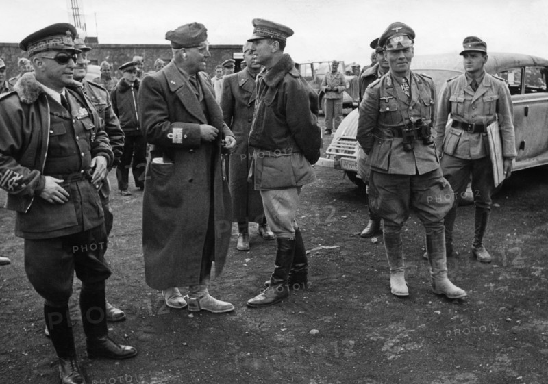 Rommel, Erwin - Generalfeldmarschall, D/ (2.v.r.)