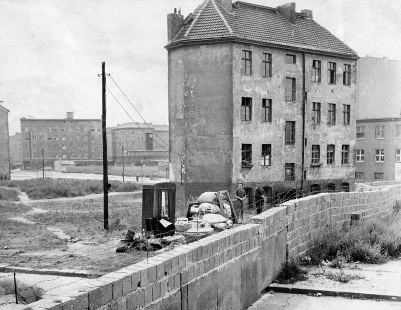 Construction du mur de Berlin, 1961