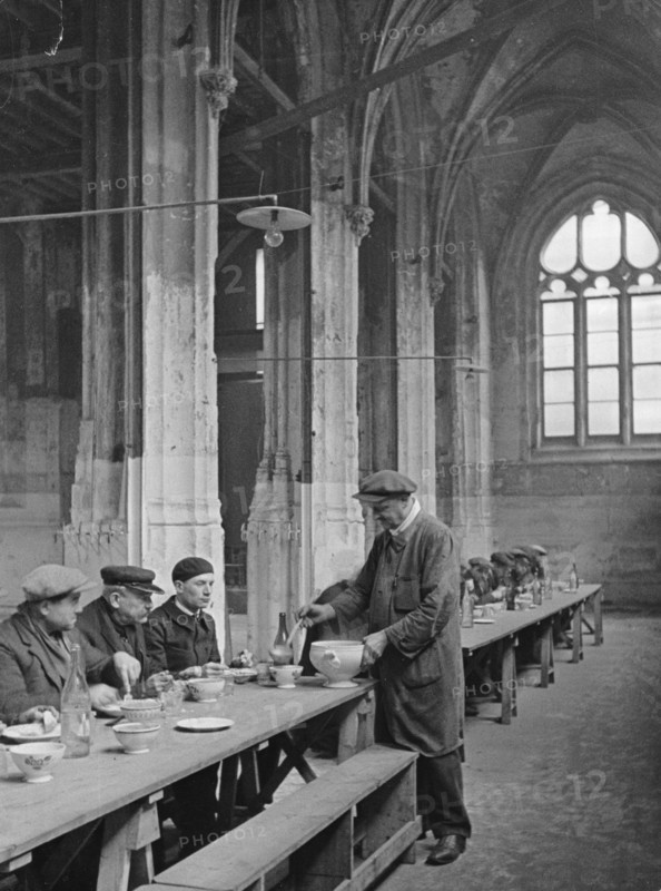 France Haute-Normandie Rouen: Dining hall for the unemployed in the old church of Rouen - 1929 - Photographer: Alfred Eisenstaedt - Vintage property of ullstein bild