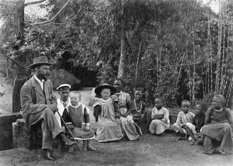 Missionnaire allemand et ses élèves