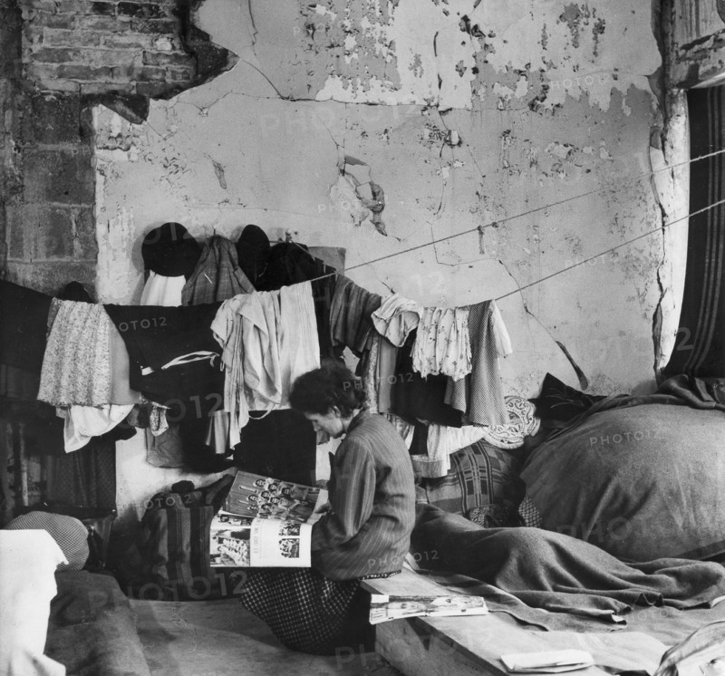 Réfugiés dans un centre d'accueil d'urgence, 1945