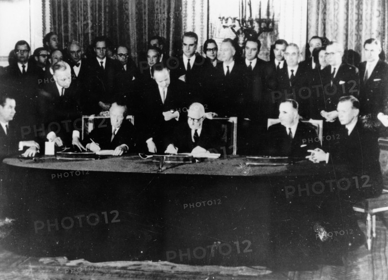 Signature du traité franco-allemand au palais de l'Elysée, 1963